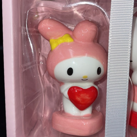 Hello Kitty Salt & Pepper Shaker Set - Picture 3 of 5
